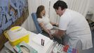 Imagen de archivo. Una mujer se somete a la prueba del colesterol en el hospital Abente y Lago.