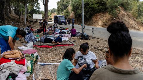 Mujeres marroqu�es intentan descansar este domingo cerca del CETI.