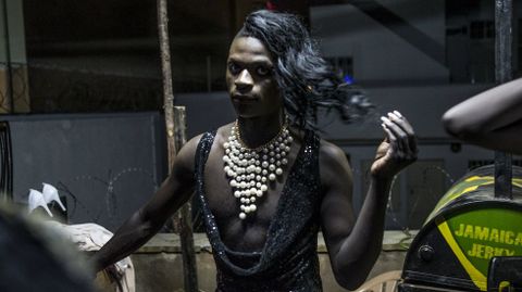 Varios hombres participan en un certamen de belleza transexual