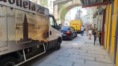 Imagen de archivo de veh�culos de reparto en el casco hist�rico de Lugo