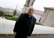 El sacerdote Manuel L�pez Calo, ayer, en la iglesia a la que lleg� el 18 de noviembre de 1962.