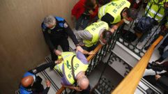 Un grupo de trabajadores de Ence entr� en el Concello de Pontevedra el 11 de marzo