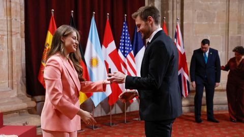 Leonor, princesa de Asturias saluda al ministro de Agricultura y Alimentaci�n de Noruega, Nils Kristen, que recibir� esta tarde el premio de Cooperaci�n Internacional por la B�veda Global de Semillas de Svalbard, durante la audiencia a los galardonados con los Premios Princesa de Asturias 2026 celebrada en la ma�ana de este viernes en el Hotel de la Reconquista de Oviedo