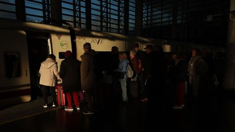 Los pasajeros suben al AVE con destino Sevilla que hoy se reanuda tras el accidente de Adamuz