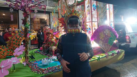 Ritmo y calor para desafiar a la lluvia en el desfile de entroido de O Carballi�o