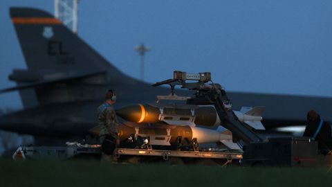 Un avi�n de combate de la fuerza a�rea de Estados Unidos es aprovisionado de armamento.