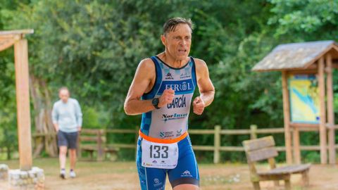 �lvaro Garc�a Campeon Gallego de la categor�a V3 en el XXXVII Triatl�n do Mi�o