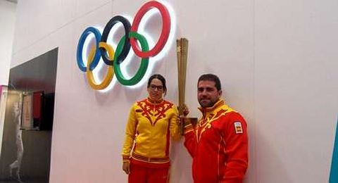 Iria Grandal y Elas Cuesta, en la Villa Olmpica con los controvertidos uniformes espaoles de Bosco.