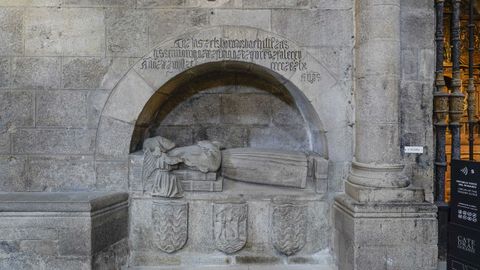 Catedral de Ourense. Sepulcro del bachiller Alonso Gonzlez, descansando sobre libros.
