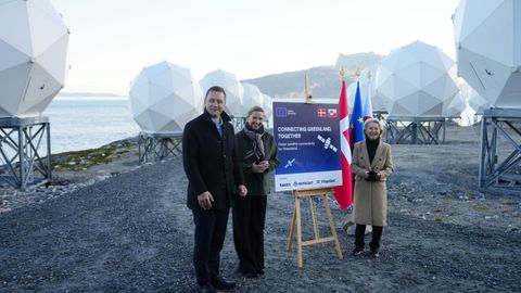 Von der Leyen viaj� a la isla el d�a 9 con 200 millones. La presidenta de la Comisi�n Europea (en la foto con el l�der groenland�s, Jens-Frederik Nielsen, y la primera ministra danesa, Mette Frederiksen) estuvo en Nuk para presentar una inversi�n. Ese d�a comenzaban los ejercicios de la OTAN