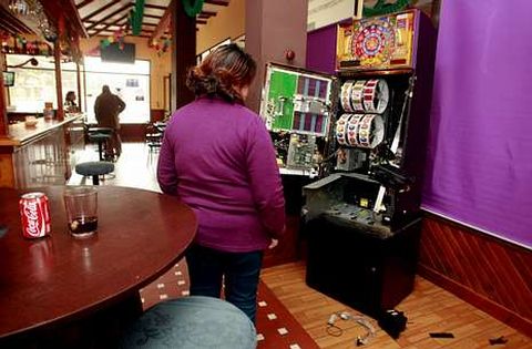 Los ladrones reventaron la tragaperras tras acceder al local para llevarse el dinero.