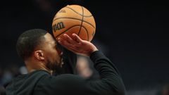 Damian Lillard, a punto de lanzar el bal�n a canasta durante un calentamiento con los Blazers