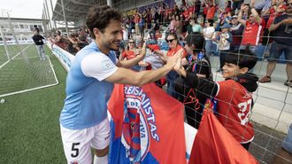 Lucas Puime celebra con su afici&oacute;n el triunfo de Carballo