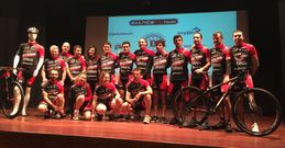 El equipo boirense hizo su puesta de largo en el centro social.