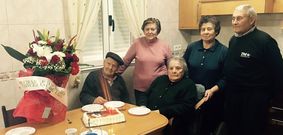 G�mez, sentada, junto a sus sobrinas y su cu�ado, de 95 a�os, con quien vive por temporadas.