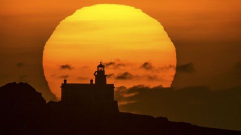 Faro en las Illas Lobeiras. Del 1909. Municipio de Corcubi�n