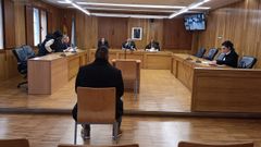 El acusado de estafar a dos empresarios de A Terra Ch� con la compra de novillas, sentado en el banquillo de los acusados.