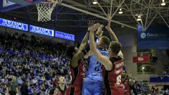 Mahalbasic recibiendo una falta en el partido ante el Zaragoza en el Pazo dos Deportes de Lugo. 