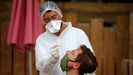 Un sanitario realiza una prueba para detectar el covid-19 a un hombre en Par�s, Francia