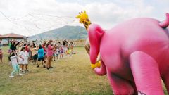 La compa��a Troula Animaci�n recorri� las calles de Cari�o con su espect�culo Circo Krasnovarak.