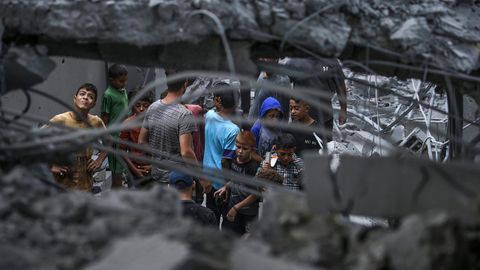 Un grupo de nios en las ruinas de una mezquita destrozada por las explosiones en la Franja de Gaza