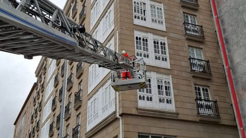 Actuación de los bomberos de Ferrol en una fachada en Esteiro