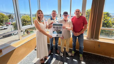 La concejala de Cultura de Ribeira, Ana Barreiro; el modelista Manuel Sampedro; el presidente del Liceo, Jos� Gude; y el edil de Mar, Fernando Abraldes, presentaron la tercera mostra de modelismo naval