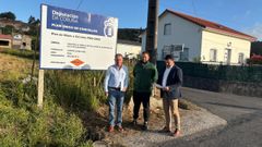 El alcalde de Laxe, Francisco Charl�n (a la derecha de la imagen), en uno de los puntos en los que se llevar� a cabo esta obras.