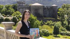 Marta Castro Gonz�lez, coa s�a obra publicada, en Vimianzo, onde reside 