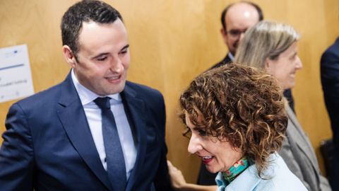 El consejero de Hacienda y Fondos Europeos de Asturias, Guillermo Peláez y la vicepresidenta primera y ministra de Hacienda, María Jesús Montero, en una imagen de archivo