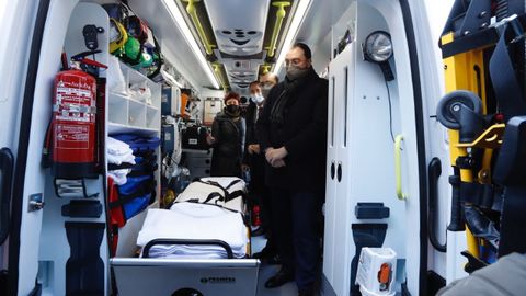 El presidente del Principado, Adri�n Barb�n, y el consejero de Salud, Pablo Fern�ndez Mu�iz, en la puesta en marcha de una UVI m�vil en el �rea sanitaria II del suroccidente