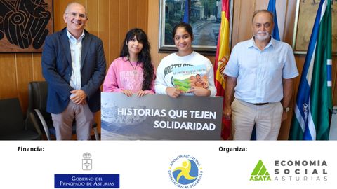 Tatiana (izquierda) y Daniela (derecha) con el gerente de ASATA Miguel Lastra y el alcalde de Ribera de Arriba recogiendo su premio.