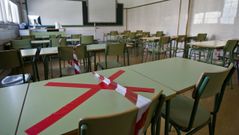 Imagen de un aula del IES Fernando Wirtz Su�rez, que tiene dos casos, con medidas para asegurar la distancia