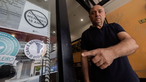 La cafeter�a Jaque Mate de Carballo es amiga de los peludos y as� lo comunica en su entrada