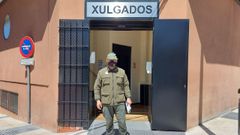 L.L.C., a las puertas del juzgado de Vilalba tras acordarse la anulaci�n del juicio