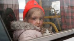 Rimma, una ni�a de tres a�os, en el momento de ser evacuada, para ser llevada a un campo de refugiados.