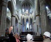 Visitantes en la catedral de Santa Mar�a de Vitoria, ayer. 