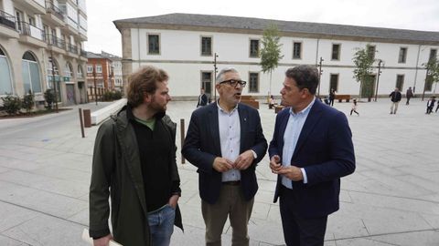 El alcalde de Lugo, Miguel Fern�ndez, este mi�rcoles con Besteiro y Jorge Bustos, delante de San Fernando