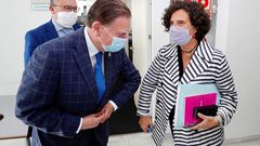  La consejera de Cultura, Pol�tica Lling��stica y Turismo, Berta Pi��n (d), y el alcalde de Oviedo, Alfredo Canteli (I)