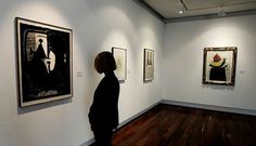 Una de las obras de Picasso y al fondo, un grabado de Joan Mir. 