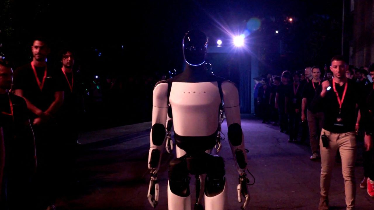 Elon Musk presenta su robotaxi sin conductor, sin pedales ni volante