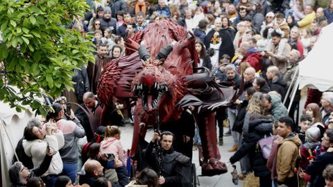 Un drag�n que echaba humo por la boca anim� las calles de la Feira Medieval de Monforte este domingo a �ltima hora de la tarde