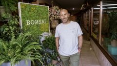 Santi, en la florister�a Bonsai, en la que trabaja, en el barrio de A Ponte