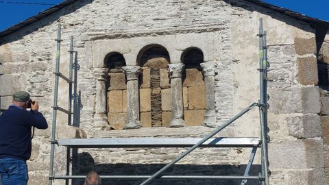 El ventanal descubierto en la iglesia de la parroquia de Esperante