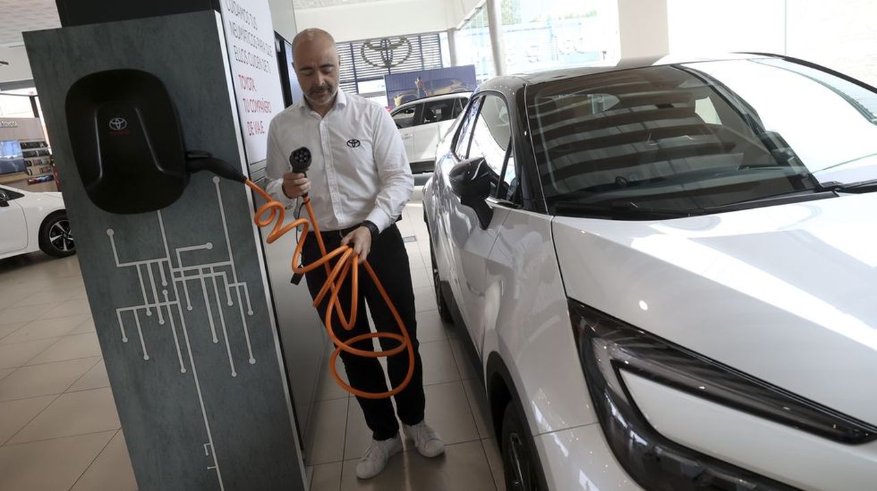 Coches eléctricos e híbridos copan las ventas en Santiago: «En casa recargas para 100 kilómetros por un euro, en un térmico te cuesta 10»