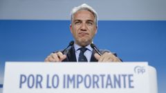 El diputado y vicesecretario de pol�tica auton�mica, El�as Bendodo, este lunes en una rueda de prensa.