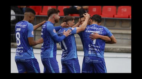 Jairo y Carbonell, reciben las felicitaciones tras el 1-0.