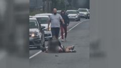 Una pelea en medio de la carretera N-640 en Cuntis