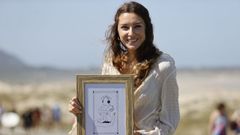 Raquel Castelos posa con su dise�o, que recibi� m�s de un millar de votos, y que ilustrar� unas camisetas