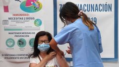 Una mujer recibe una dosis de la vacuna contra el Covid-19 en Avils, Asturias